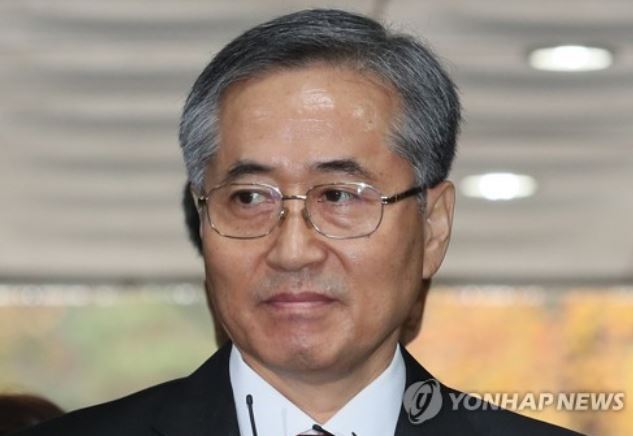 Choo Myeong-ho, a former chief of the National Intelligence Service domestic intelligence unit, enters the Seoul Central District Prosecutors` Office in Seoul on Nov. 3, 2017. (Yonhap)