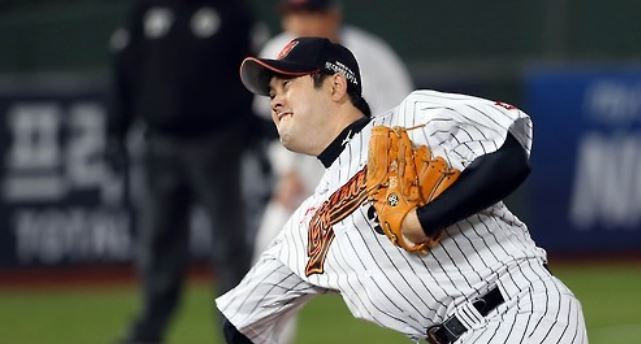 In this file photo taken on April 5, 2016, Chong Tae-hyon of the Lotte Giants throws a pitch against the SK Wyverns in the top of the seventh inning of their Korea Baseball Organization regular season game at Sajik Stadium in Busan. (Yonhap)