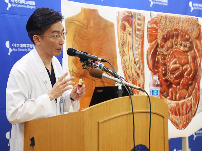 Surgeon Lee Cook-jong of Ajou University Hospital in Suwon, Gyeonggi Province, answers a question during a news conference on the hospitalized North Korean defector’s condition Wednesday. (Yonhap)