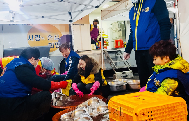 22일 저녁 포항 흥해체육관에서 만난 지진 피해 자원 봉사자들 [사진=김진원ㆍ김유진 기자]