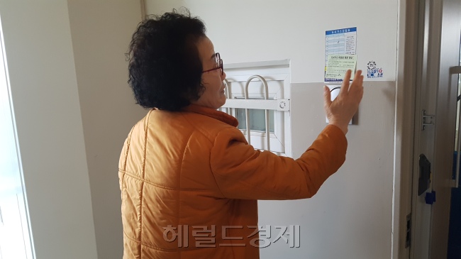 22일 오후 장량1단지 휴먼시아 아파트로 입주한 김금례(가명ㆍ70) 할머니가 금이 간 원래 집 상황에 대해 설명하고 있다. [사진=김진원 기자/jin1@heraldcorp.com]