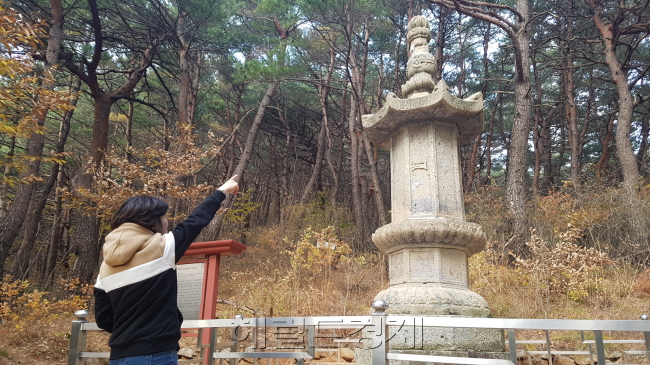박영경 보경사 학예연구사가 지진으로 틀어진 원진국사 승탑에 대해 22일 오후 설명하고 있다. [사진=김진원 기자/jin1@heraldcorp.com]