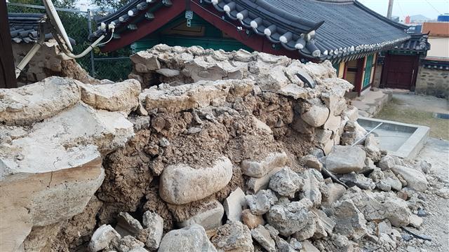 흥해향교 돌담과 명륜당 뒷 벽이 지난 15일 지진으로 무너져 내렸다.