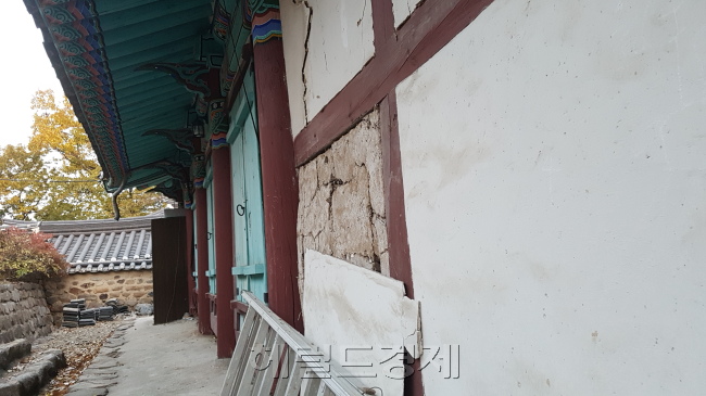 흥해향교 돌담이 명륜당 뒷 벽이 지난 15일 지진으로 무너져 내렸다. [사진=김진원 기자/jin1@heraldcorp.com]