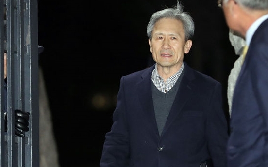 김관진 전 장관이 서울구치소 나서고 있다.