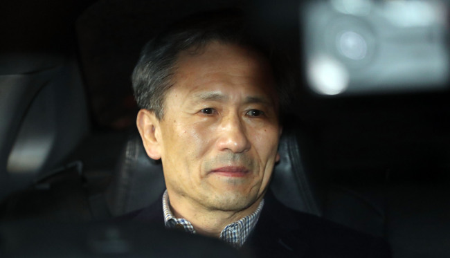 구속적부심에서 석방이 결정된 김관진 전 국방부 장관이 22일 밤 경기도 의왕시 서울구치소를 나와 차량에 탑승해 있다. [사진=연합뉴스]
