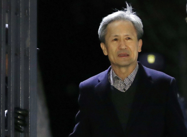 Ex-Defense Minister Kim Kwan-jin walks out of the Seoul Detention House in Uiwang, south of Seoul, on Wednesday night. (Yonhap)