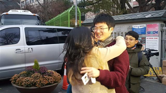 3일 오전 일주일 미뤄져 치러는 2018년 대학수학능력평가 시험장인 서울 용산고 교문 앞은 후배들의 응원전으로 후끈 달아올랐다. 사진은 시험 치러 들어가는 고3 선배들을 힘차게 응원하고 있는 후배들의 모습. 정희조 기자/checho@heraldcorp.com