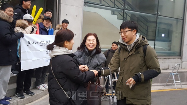23일 오전 서울 종로구 경복고 앞에서 펼쳐진 수능 응원 현장의 모습. [사진=정세희 기자/say@heraldcorp.com]
