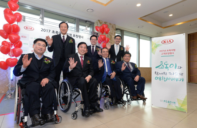 기아차가 22일 진행한 초록여행 고객초청행사에서 관계자들이 기념사진을 찍고 있다. (사진 앞줄 왼쪽부터) 안진환 한국장애인단체총연합회 상임대표, 김선규 사단법인 그린라이트 회장, 신종호 한국장애인문화예술원 이사장, 이명호 대한장애인체육회 회장. (뒷줄 왼쪽부터) 심의표 뉴스통신진흥회 이사, 곽용선 기아차 이사, 노계환 기아차 CSR경영팀장 [제공=기아차]