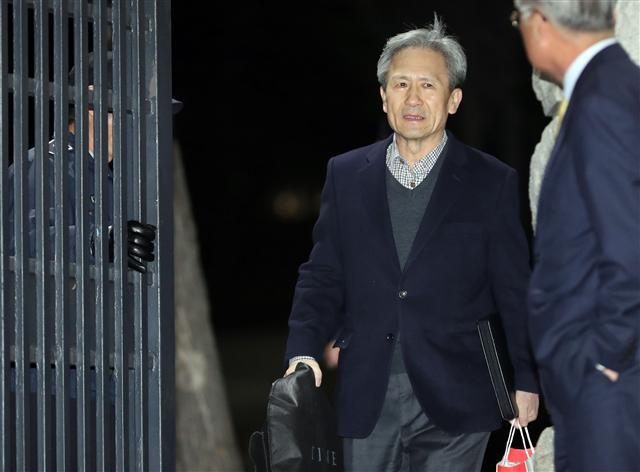 구속적부심에서 석방이 결정된 김관진 전 국방부 장관이 22일 밤 경기도 의왕시 서울구치소를 나서고 있다. [사진제공=연합뉴스]