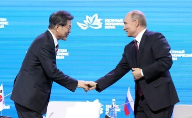 South Korean President Moon Jae-in (L) shakes hands with Russian President Vladimir Putin at the Eastern Economic Forum in Vladivostok, Russia, on Sept. 7, 2017. (Yonhap)