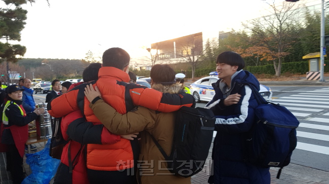 지진으로 일주일 미뤄진 2018학년도 수학능력시험이 23일 시작됐다. 학부모와 선생님, 후배들이 수험생을 응원하고 있다. [사진=김진원ㆍ김유진 기자/jin1@heraldcorp.com]