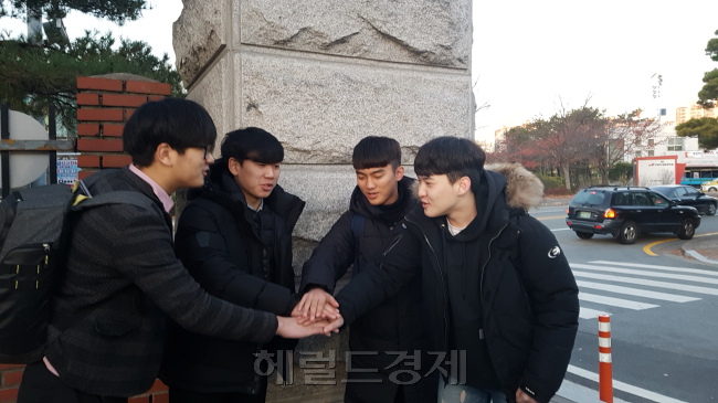 지진으로 일주일 미뤄진 2018학년도 수학능력시험이 23일 시작됐다. 학부모와 선생님, 후배들이 수험생을 응원하고 있다. [사진=김진원ㆍ김유진 기자/jin1@heraldcorp.com]