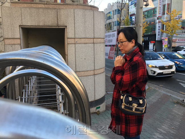 지진으로 일주일 미뤄진 2018학년도 수학능력시험이 23일 시작됐다. 학부모와 선생님, 후배들이 수험생을 응원하고 있다. [사진=김진원ㆍ김유진 기자/jin1@heraldcorp.com]