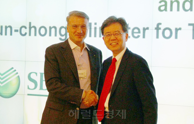 김현종(오른쪽) 산업통상자원부 통상교섭본부장이 지난 21일(현지시간) 러시아 스베르방크 본사에서 게르만 그레프(Herman Gref) 러시아 스베르방크 회장과의 면담에 앞서 기념촬영하고 있다. ［사진=헤럴드경제DB］