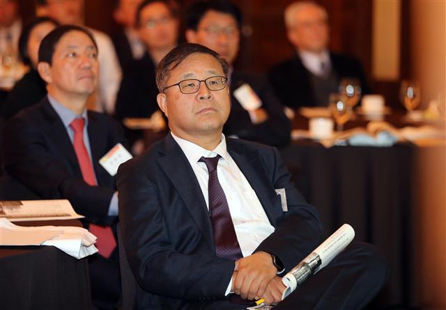 23일 오전 서울 중구 웨스틴조선호텔에서 열린 경영자총협회(경총) 조찬 포럼에서 김영배 경총 부회장이 강연을 듣고 있다. [연합뉴스]