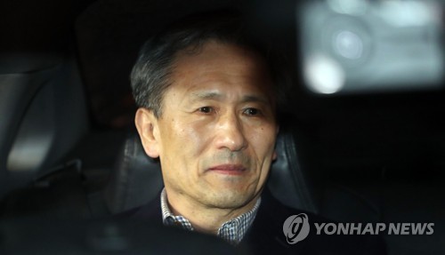 구속적부심에서 석방이 결정된 김관진 전 국방부 장관이 22일 밤 경기도 의왕시 서울구치소를 나와 차량에 탑승해 있다. (사진=연합뉴스)