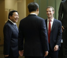 최근 부패혐의로 조사받고 있는 것으로 전해진 ‘인터넷 차르’ 루웨이 중앙판공실 부부장이 지난 2015년 시진핑 주석의 방미 때 마크 저커버그 페이스북 최고경영자(CEO)를 시 주석에게 소개하는 모습. [사진제공=AP연합뉴스]