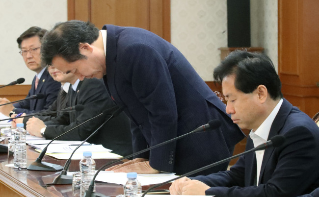 이낙연 국무총리가 23일 오전 서울 세종로 정부서울청사에서 열린 국정현안점검조정회의에서 세월호 유골 발견 은폐에 대해 다시 한번 사과 한다며 일어서서 고개 숙여 사과하고 있다. ［사진제공=연합뉴스］