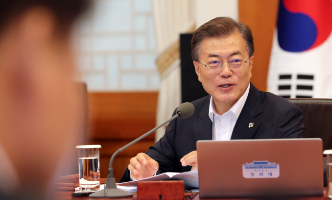 문재인 대통령이 다음주 초 청와대에서 ‘혁신성장 전략회의’를 직접 주재할 것으로 23일 알려졌다. [사진제공=연합뉴스]