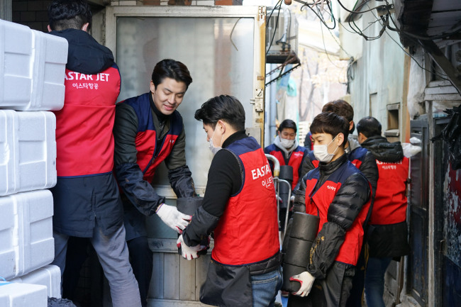 21일 오후 이스타항공 남승무원들이 서울 영등포구 문래동 일대 가구들을 방문해 연탄을 배달하고 있다. [제공=이스타항공]