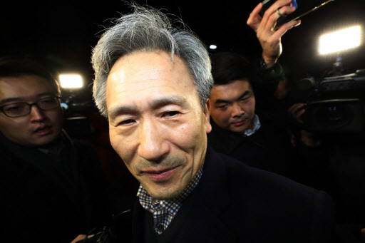 구속적부심에서 석방이 결정된 김관진 전 국방부 장관이 22일 밤 경기도 의왕시 서울구치소를 나와 취재진의 질문에 답하고 있다. [사진제공=연합뉴스]