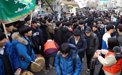 유통업계가 지난해보다 한주 늦어진 수능 이벤트에 들어갔다. 수험생 자료사진. [제공=연합뉴스]
