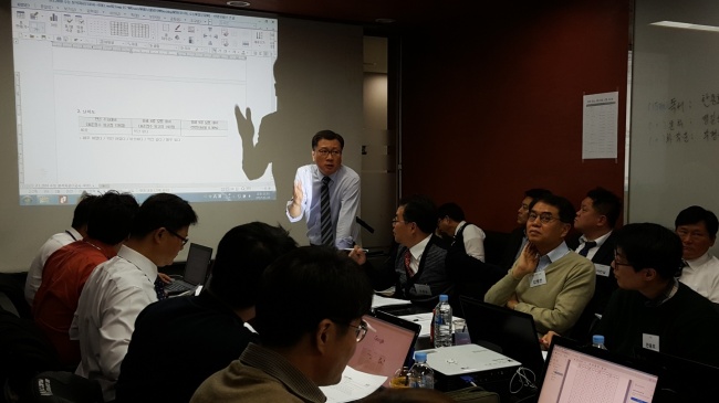 [사진=23일 서울 종로학원이 시험 종료 된 직후 종로학원 소속 국어 영역 강사진으로 구성된 문제 분석팀이 1차 분석 자료를 공개했다]