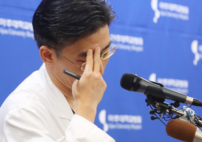 22일 오후 경기도 수원시 아주대학교병원에서 이국종 교수가 총상을 입은 채 귀순한 북한군 병사의 회복 상태 등을 설명하다 생각에 잠겨 있다. [사진=연합뉴스]