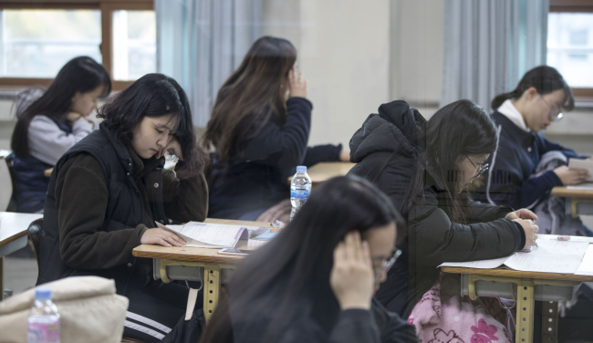 대학 수학능력시험일인 23일 오전 경북 포항 이동고등학교 고사장에서 수험생들이 시험 준비를 하고 있다. [사진제공=연합뉴스]