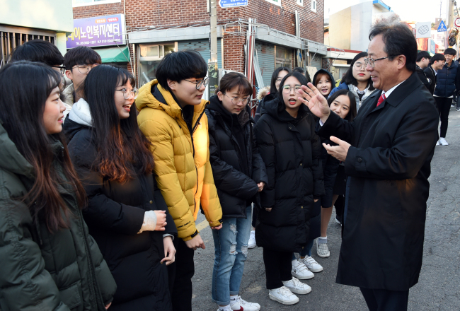[사진설명=김석준 부산교육감이 2018학년도 대학 수능일인 23일 오전 7시30분께 제22지구 시험장 중 한 곳인 부산 동래고등학교 앞에서 수험생들을 격려하고 있다]