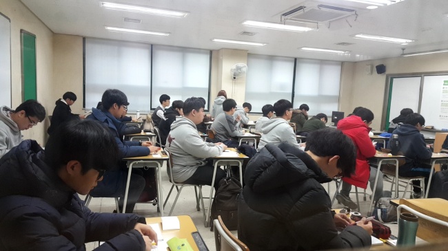 23일 오전 서울 종로구 경복고등학교 2018대학수학능력시험이 진행된 교실 풍경.