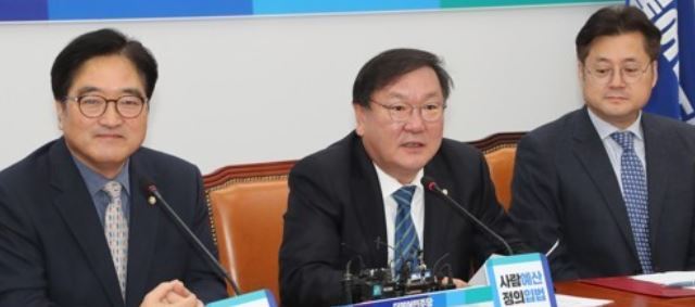 Rep. Kim Tae-nyeon (C), the policy chief of the ruling Democratic Party, speaks during a party meeting at the National Assembly in Seoul on Nov. 23, 2017. (Yonhap)
