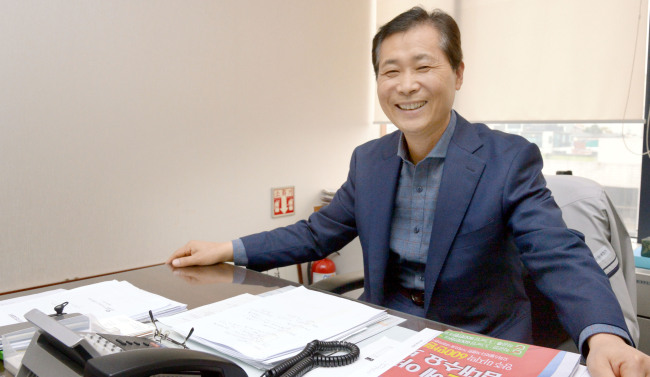 이재광 광명전기 회장은 ‘중기대변인’이라는 별칭답게 우리나라 중소기업의 실상에 대해 이야기를 쏟아냈다. 그는 동반성장이니 혁신성장이니 하는 거대담론 보다 피부에 와닿는 실질적 중소기업 정책이 필요하다고 강조했다. 정희조 기자/checho@heraldcorp.com