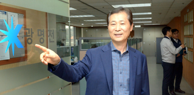 이재광 광명전기 회장은 ‘중기대변인’이라는 별칭답게 우리나라 중소기업의 실상에 대해 이야기를 쏟아냈다. 그는 동반성장이니 혁신성장이니 하는 거대담론 보다 피부에 와닿는 실질적 중소기업 정책이 필요하다고 강조했다. 정희조 기자/checho@heraldcorp.com