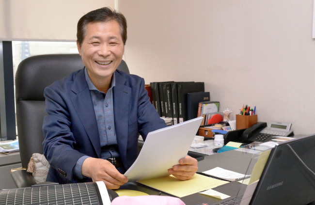 이재광 광명전기 회장은 ‘중기대변인’이라는 별칭답게 우리나라 중소기업의 실상에 대해 이야기를 쏟아냈다. 그는 동반성장이니 혁신성장이니 하는 거대담론 보다 피부에 와닿는 실질적 중소기업 정책이 필요하다고 강조했다. 정희조 기자/checho@heraldcorp.com