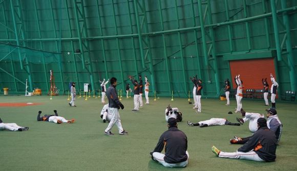 Hanwha Eagles players in a training session. (Yonhap)