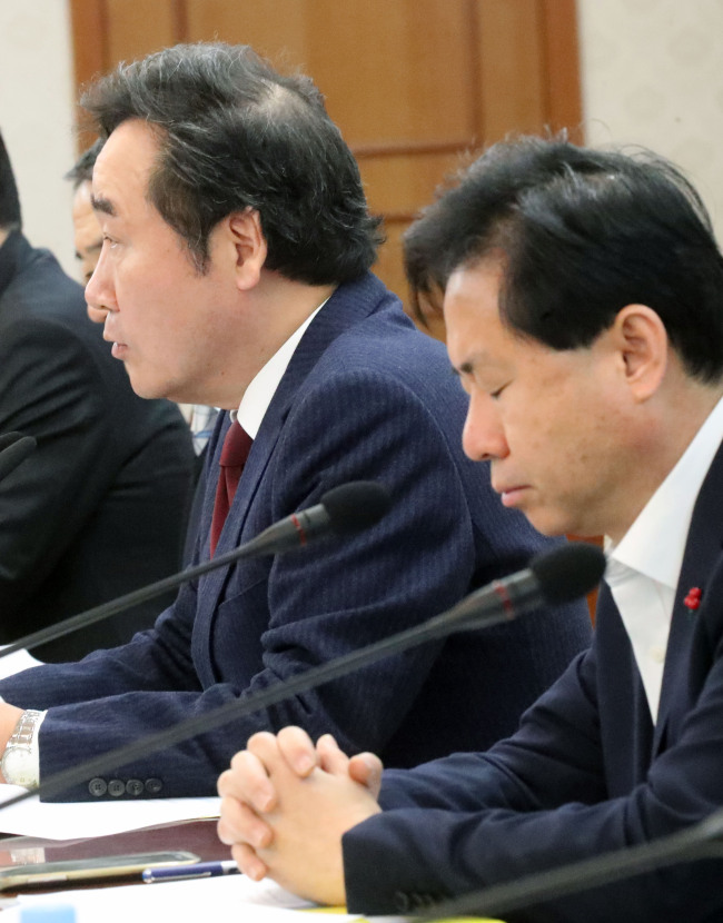 이낙연 국무총리가 23일 오전 서울 세종로 정부서울청사에서 열린 국정현안점검조정회의에서 세월호 유골 발견 은폐에 대한 사과 발언을 하는동안 김영춘 해양수산부 장관이 두 손을 모으고 눈을 감은채 굳은 표정으로 참석해 있다.[사진=연합뉴스]