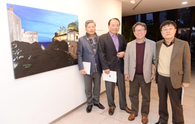 [사진설명=지성하 작가(오른쪽에서 두번째)는 다음달 15일까지 미술전시회를 열고, 수익금 전액은 불우이웃을 위해 기부할 계획이다]