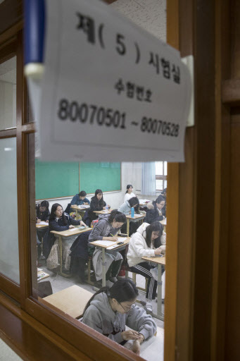 대학수학능력시험일인 23일 오전 경북 포항시 남구 포항이동고등학교 고사장에서 수험생들이 시험을 준비하고 있다. [사진제공=연합뉴스]