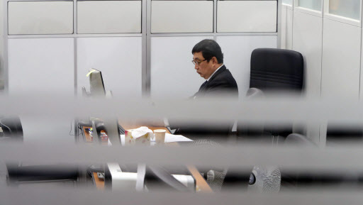 세월호에서 사람 뼈로 추정되는 유골을 발견하고도 알리지 않은 김현태 세월호 현장수습 부본부장이 23일 정부세종청사 해수부 감사관실에서 경위서를 작성하고 있다. [사진제공=연합뉴스]