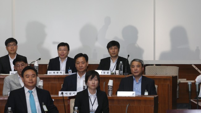지난 2013년 8월19일 국가정보원 댓글의혹 사건 규명을 위한 국회 국정조사 특위 2차 청문회에 증인으로 출석한 경찰 관계자들. 뒤편 국정원 직원들은 커튼 가림막으로 가려졌다. [사진제공=연합뉴스]