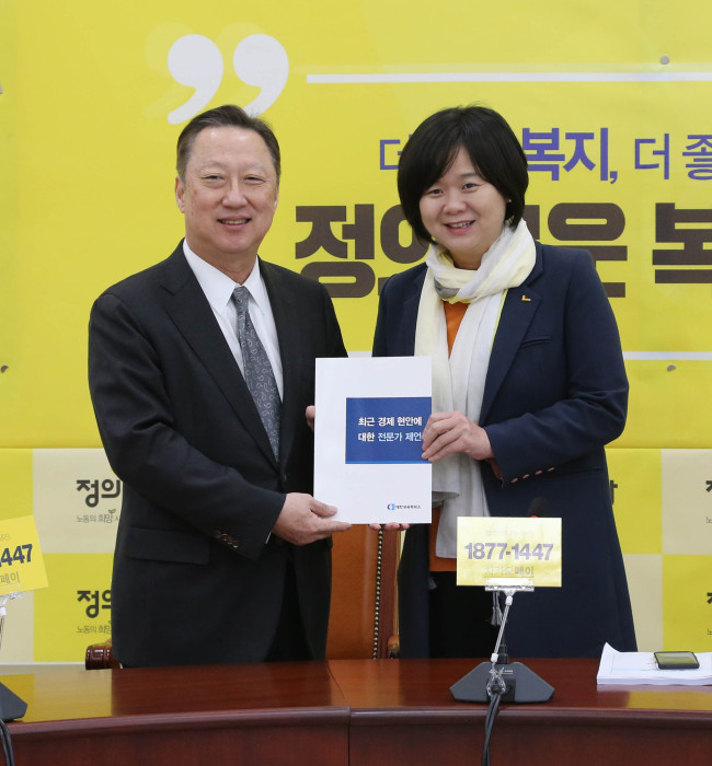 [사진=국회방문 : 박용만 대한상의 회장(왼쪽)이 이정미 정의당 대표에게 ‘최근 경제현안에 대한 전문가 제언집’을 전달하고 있다.]