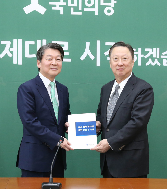 [사진=국회방문 : 박용만 대한상의 회장(오른쪽)이 안철수 국민의당 대표에게 ‘최근 경제현안에 대한 전문가 제언집’을 전달하고 있다.]