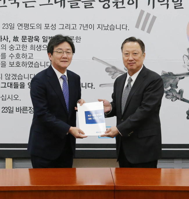 [사진=국회방문 : 박용만 대한상의 회장(오른쪽)이 유승민 바른정당 대표에게 ‘최근 경제현안에 대한 전문가 제언집’을 전달하고 있다.]