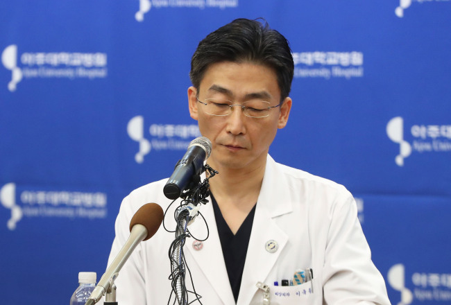 이국종 교수가 지난 22일 귀순 북한병사에 대해 브리핑하고 있다. [사진제공=연합뉴스]