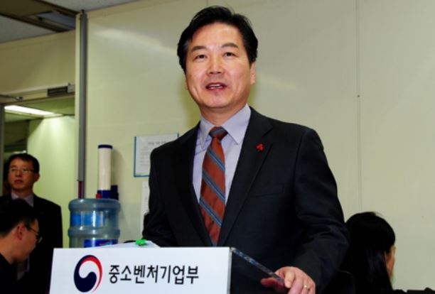 This photo provided by the Ministry of SMEs and Startups shows Minister Hong Jong-haak during a press meeting in Seoul on Nov. 23, 2017. (Yonhap)