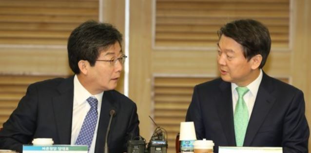 Reps. Ahn Cheol-soo (R) and Yoo Seong-min, the leaders of the People's Party and Bareun Party, talk during a forum on political integration at the National Assembly in Seoul on Nov. 23, 2017. (Yonhap)