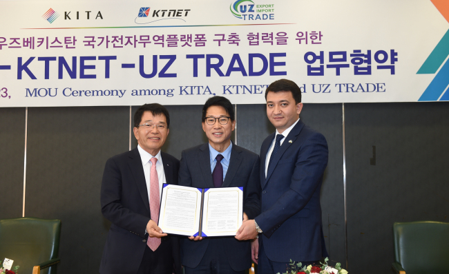 한진현(왼쪽부터) KTNET 사장, 김정관 무역협회 부회장, 샤로프 라흐마노프 우즈트레이드 회장이 국가전자무역분야 협력에 관한 양해각서를 체결한 후 포즈를 취하고 있다.